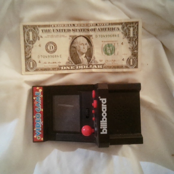 Billboard 8- bit mini arcade video game handheld console - Picture 4 of 4